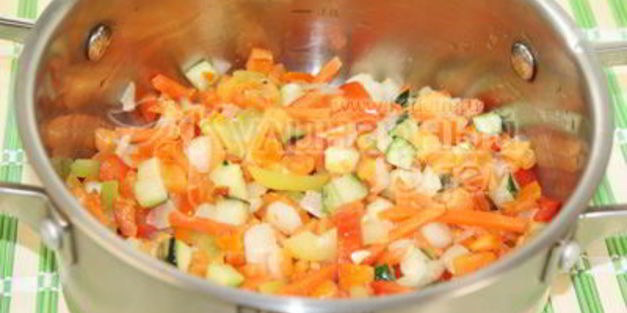 спагетти с подливой из мяса и овощей