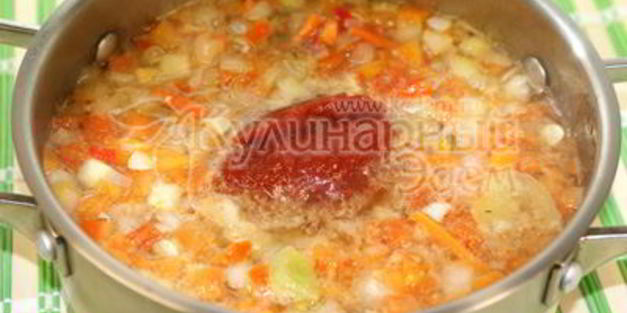 спагетти с подливой из мяса и овощей