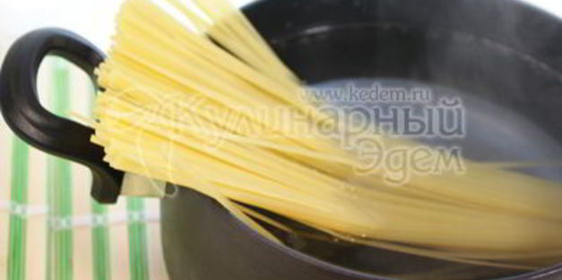 спагетти с подливой из мяса и овощей