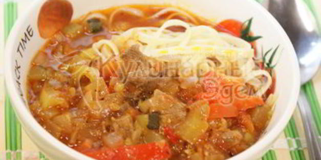 спагетти с подливой из мяса и овощей