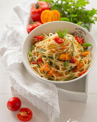 Спагетти с помидорами и лапшой из цуккини