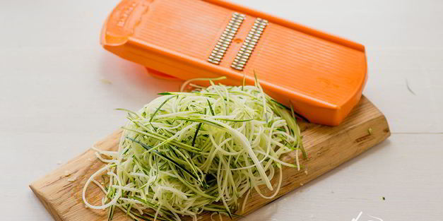 спагетти с помидорами и лапшой из цуккини