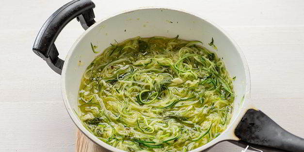 спагетти с помидорами и лапшой из цуккини