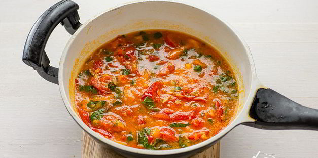 спагетти с помидорами и лапшой из цуккини