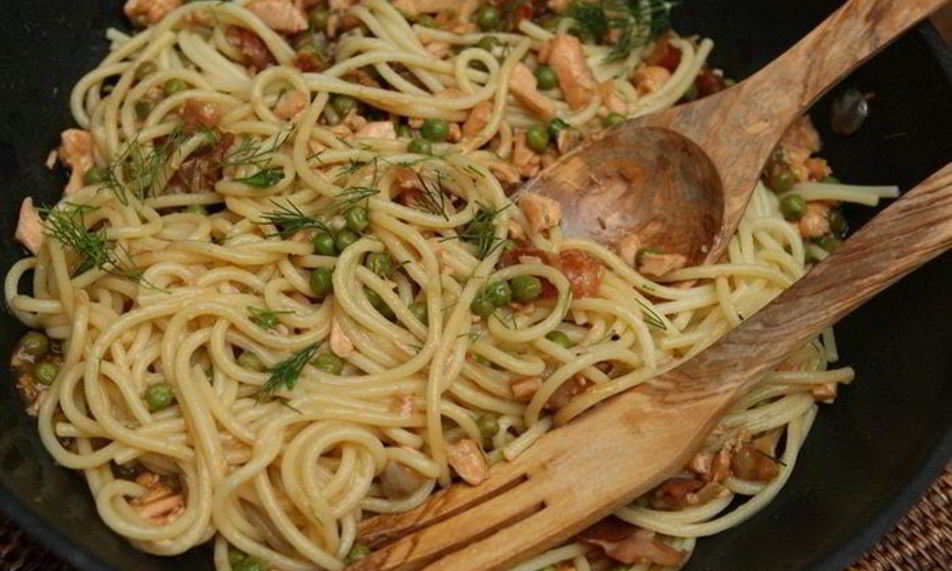 Рецепт спагетти с семгой и беконом в воке