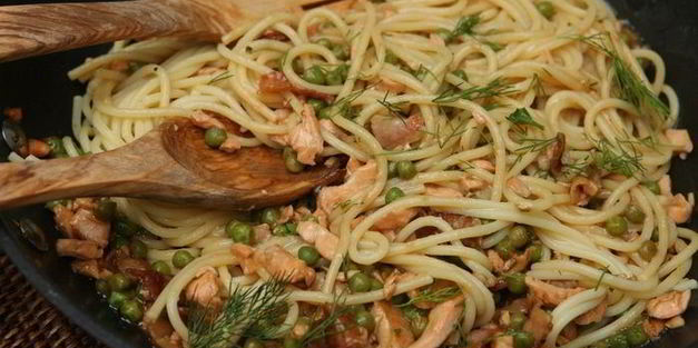 спагетти с семгой и беконом в воке