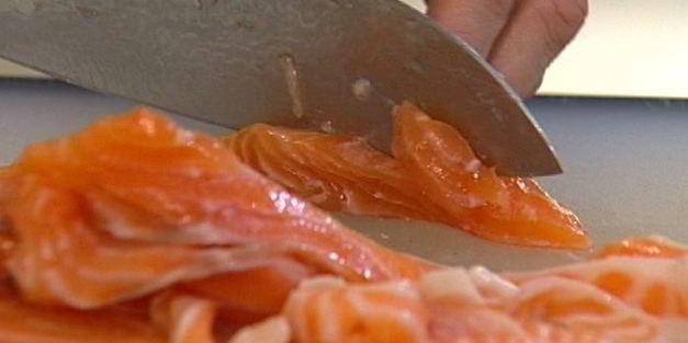 спагетти с семгой и беконом в воке