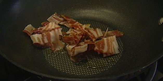 спагетти с семгой и беконом в воке