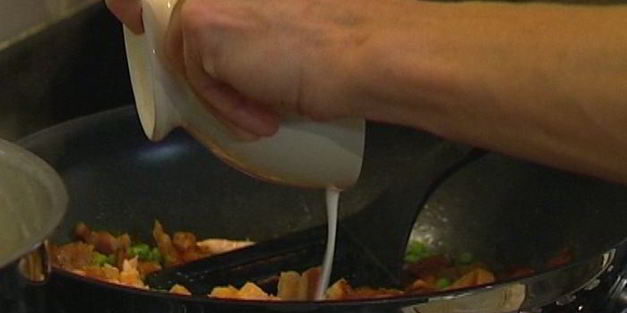 спагетти с семгой и беконом в воке