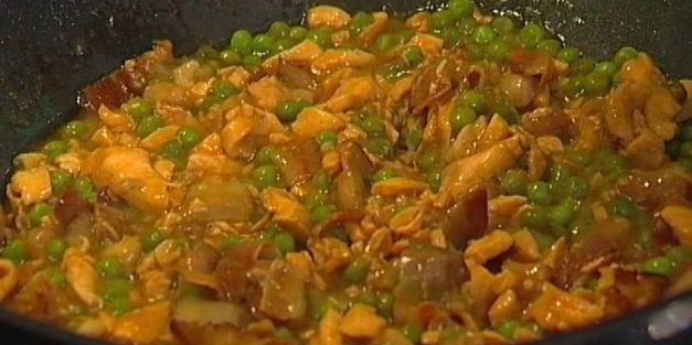 спагетти с семгой и беконом в воке