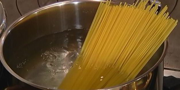 спагетти с семгой и беконом в воке