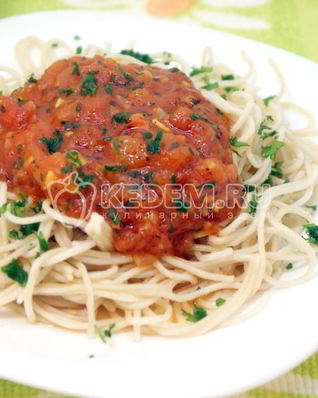 Спагетти с томатным соусом и базиликом