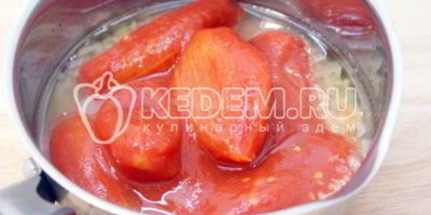 спагетти с томатным соусом и базиликом