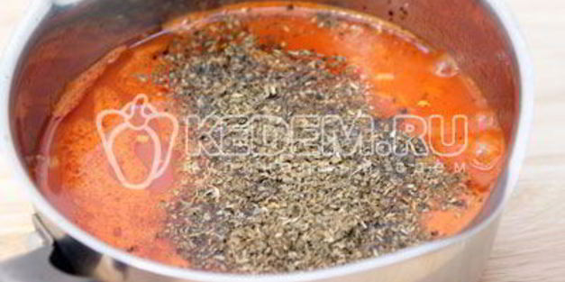 спагетти с томатным соусом и базиликом