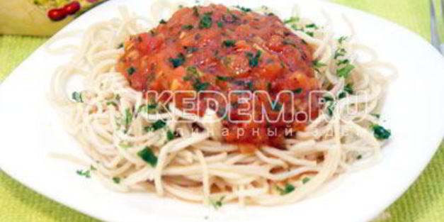 спагетти с томатным соусом и базиликом