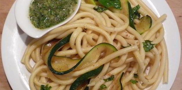 спагетти с цукини и миндально-чесночным соусом