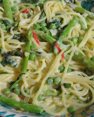 Спагетти с зеленым горошком и спаржей