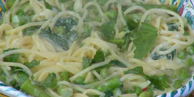 спагетти с зеленым горошком и спаржей