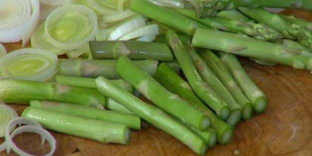 спагетти с зеленым горошком и спаржей