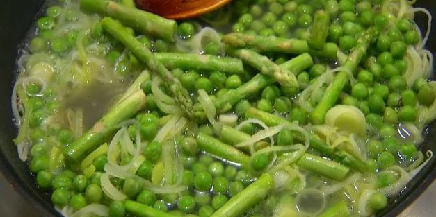 спагетти с зеленым горошком и спаржей