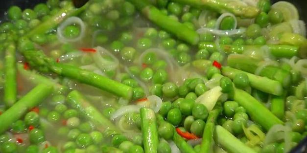 спагетти с зеленым горошком и спаржей