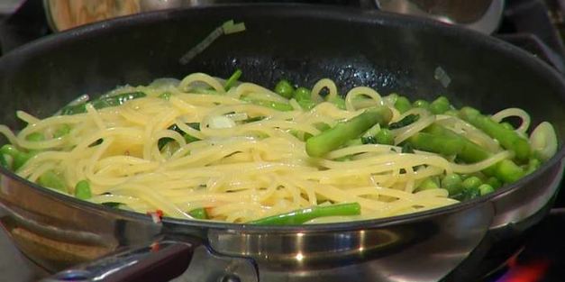 спагетти с зеленым горошком и спаржей