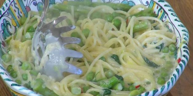 спагетти с зеленым горошком и спаржей