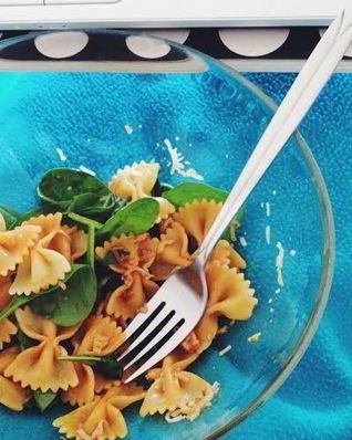 Вегетарианская паста со шпинтом и пикантной заправкой