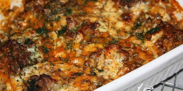 запеченные под сыром гнезда-спагетти с фаршем и грибами