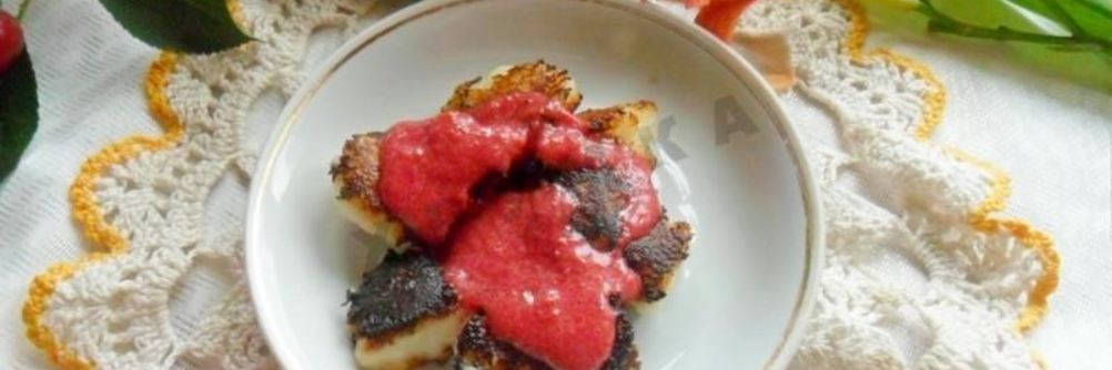 Манные клецки с вишневым соусом