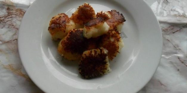 манные клецки с вишневым соусом