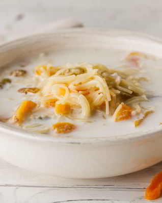 Молочная лапша с изюмом и курагой