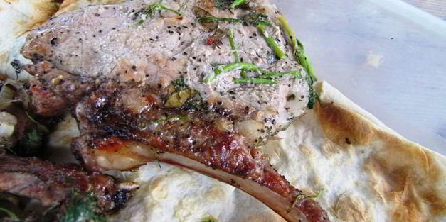 антрекот на гриле, и на природе