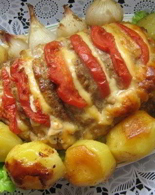Ароматная праздничная свинина, фаршированная сыром и помидорами