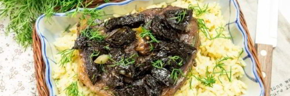 Баранина с черносливом в духовке