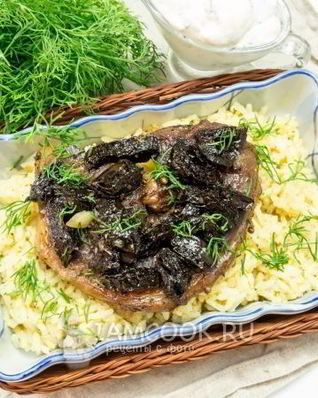 Баранина с черносливом в духовке