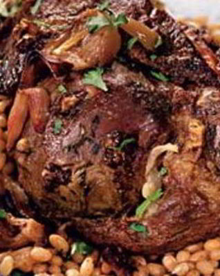 Баранья нога, запеченная в духовке с фасолью