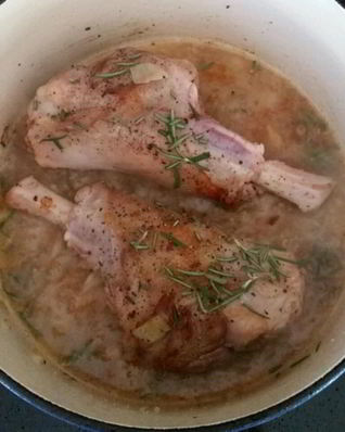 Бараньи ножки, тушеные в белом вине с розмарином