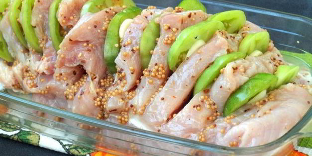 филе индейки запеченное с зелеными помидорами