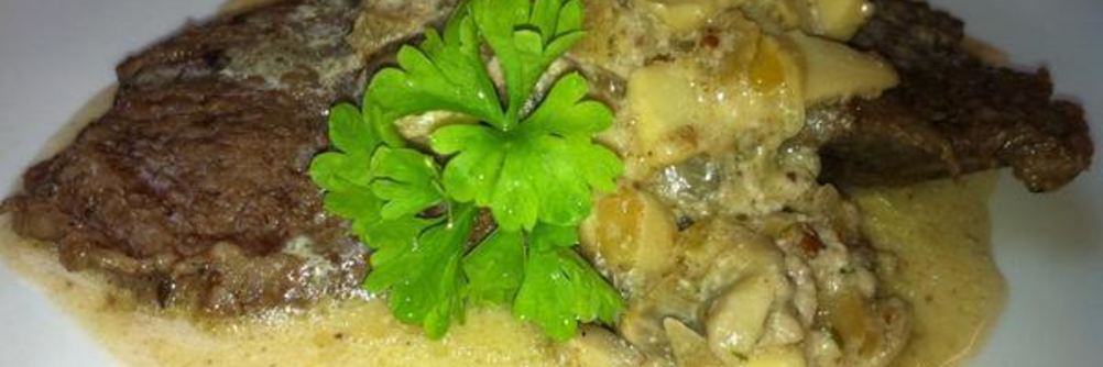 Говядина под сливочно-грибным соусом