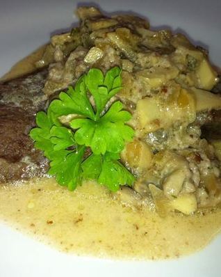 Говядина под сливочно-грибным соусом