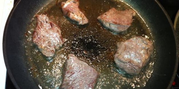 говядина под сливочно-грибным соусом