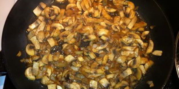 говядина под сливочно-грибным соусом