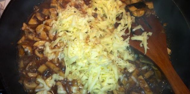 говядина под сливочно-грибным соусом