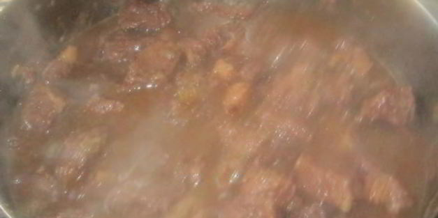 говядина под винным соусом