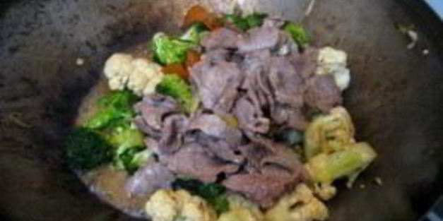 говядина с брокколи и цветной капустой