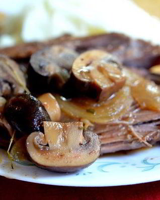 Говядина, тушенная с грибами и бренди-соусом