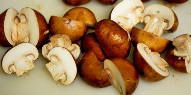 говядина, тушенная с грибами и бренди-соусом