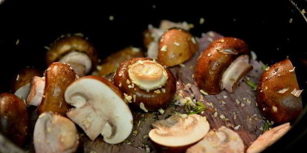 говядина, тушенная с грибами и бренди-соусом