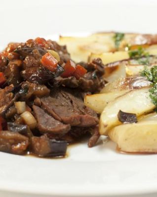 Говядина в соево-баклажановом соусе с картофелем